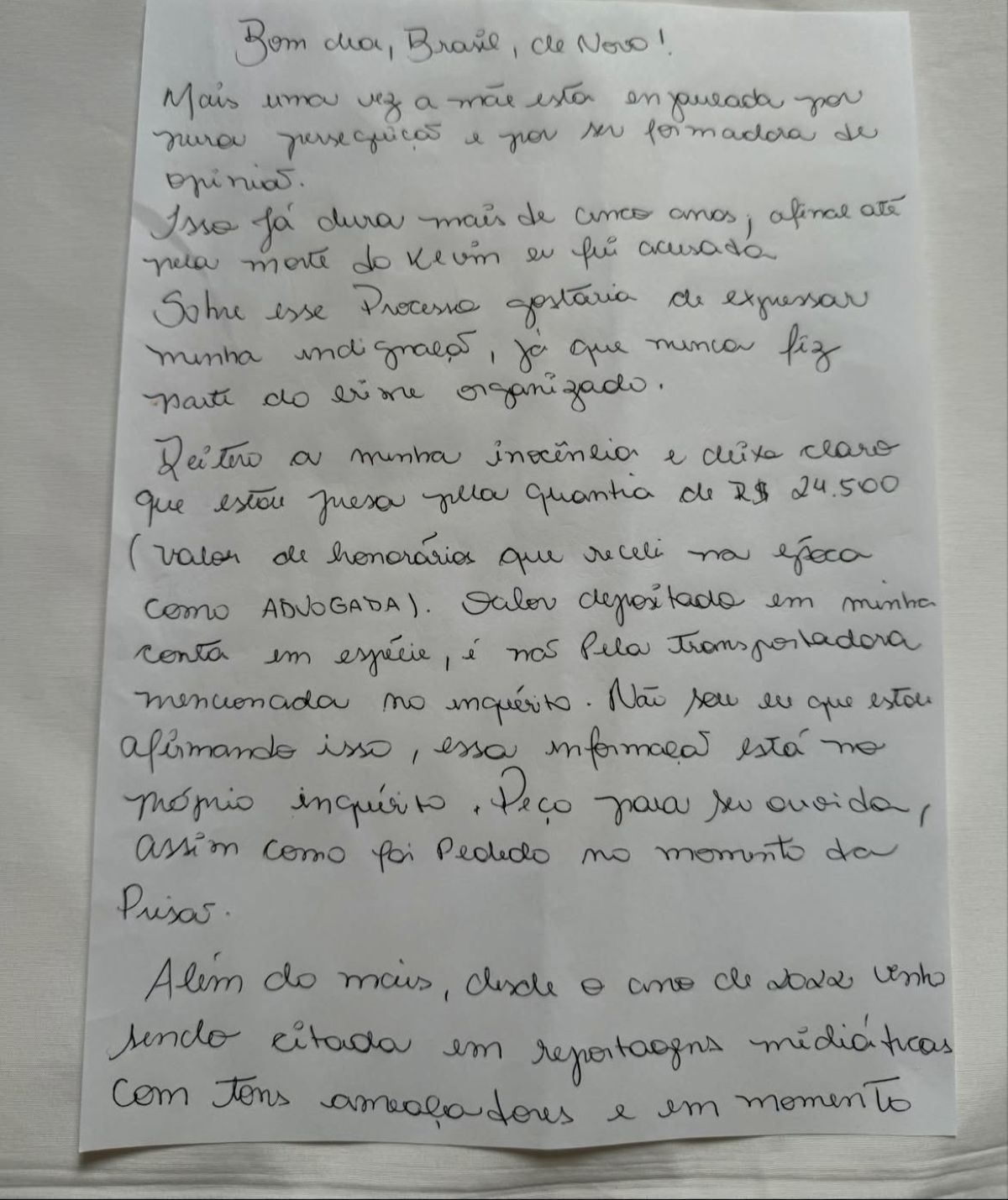 Deolane Bezerra escreve carta, nega ligação com PCC e reafirma inocência: Justiça de SP recusa habeas corpus após prisão 6 Carta manuscrita em uma folha de papel sobre uma superfície clara