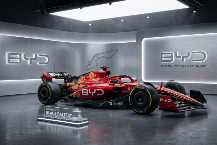 BYD na Fórmula 1 2026: negociações da fabricante chinesa movimentam o cenário após Mônaco 6 Carro de Fórmula 1 vermelho com logotipos BYD e dragão dourado em sala iluminada