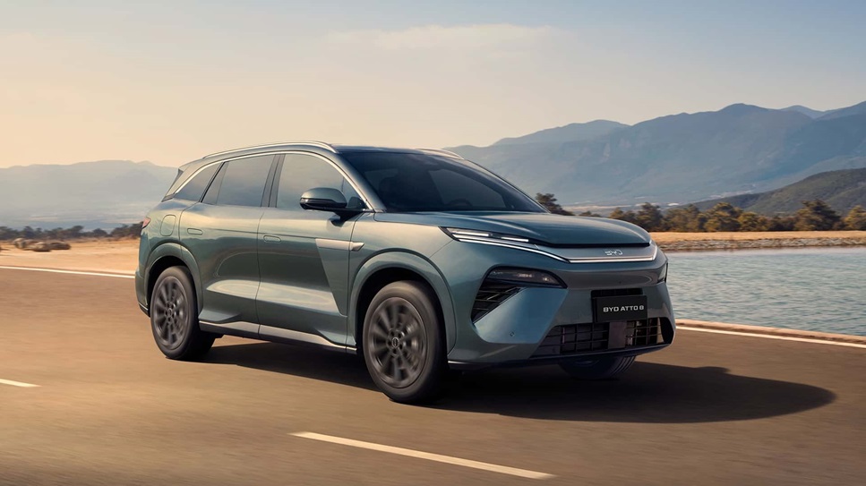 Novo BYD Tang 2026 é flagrado na China e chega como opção de menor custo ao Sealion 8 6 SUV BYD Tang 2026 azul em rodovia costeira, montanhas e céu limpo ao fundo
