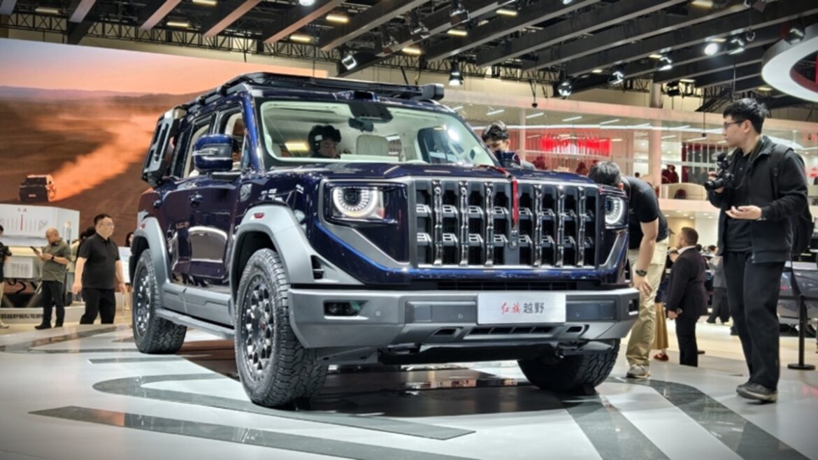 SUV Hongqi G919 azul escuro em exibição no Beijing Auto Show 2026 , com grade frontal cromada e visitantes ao redor.