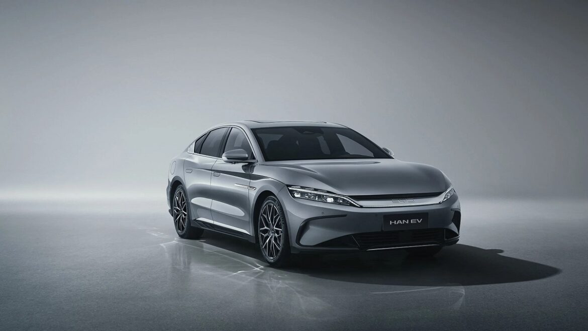 Sedã BYD Han EV prata em estúdio, vista lateral com faróis LED, rodas esportivas e emblema frontal