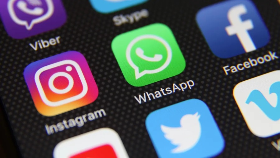 WhatsApp será pago a partir de agora? Entenda decisão da Meta 6 Tela de smartphone mostrando ícones do WhatsApp, Instagram, Facebook, Viber, Twitter e Skype em grade
