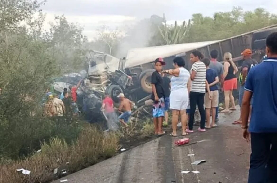 Destroços de van e caminhão na BR-116 em Santa Terezinha, com moradores observando e tentando ajudar no resgate das vítimas