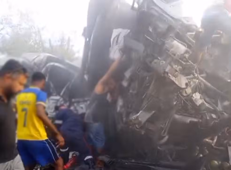Acidente na Bahia: caminhoneiro que causou tragédia de 16 mortos é preso 6 Destroços de van e caminhão na BR-116 em Santa Terezinha, com moradores ajudando no resgate das vítimas