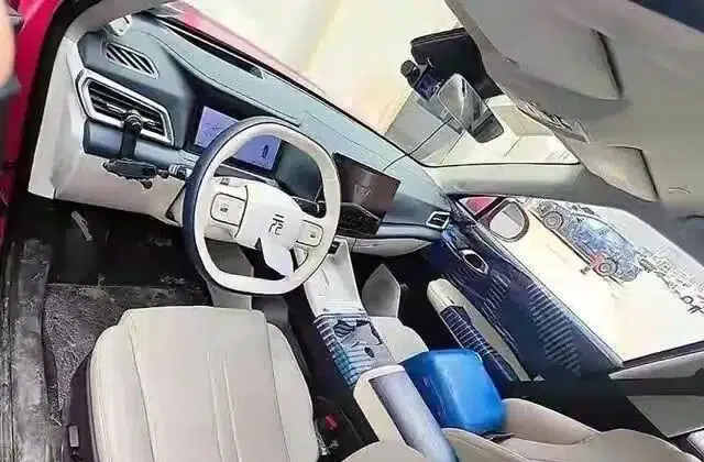 O Atto 2 da BYD foi flagrado na China com tração traseira e LiDAR 6 Cabine do BYD Atto 2 com volante branco em D, tela central giratória e bancos bege em couro ecológico