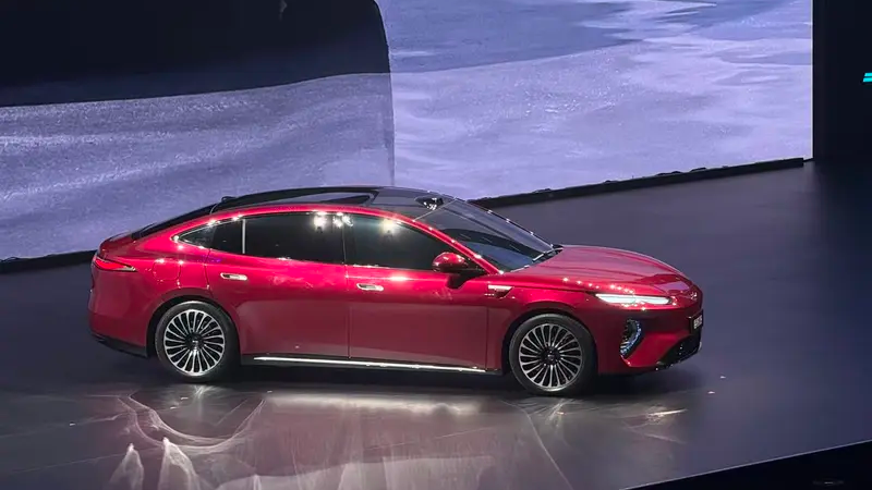 Vazamento de informações de uma concessionária BYD revelou o preço de US$ 36.900 do Seal 08, antes do lançamento previsto para julho 6 Sedã elétrico BYD Seal 08 vermelho com perfil fastback em palco de apresentação, rodas aerodinâmicas e teto com sensor LiDAR