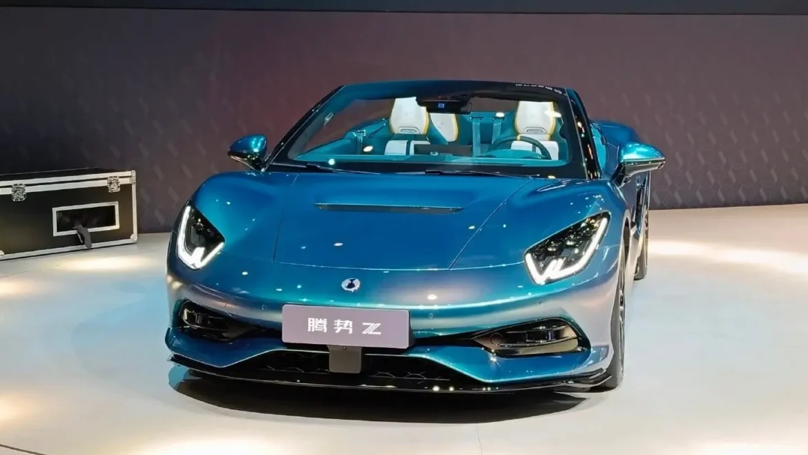 Denza Z conversível elétrico azul visto de frente em exposição na China.