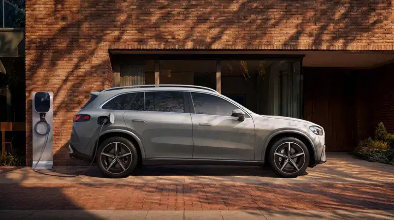 Novo Mercedes-Benz GLC EV começa pré-venda na China; veja valores iniciais 6 Mercedes-Benz GLC elétrico prateado sendo recarregado na garagem de casa, visão lateral
