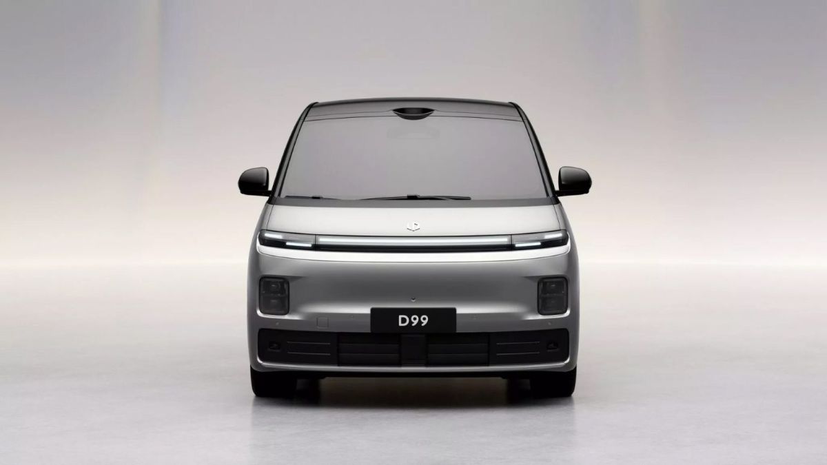 A minivan Leapmotor D99 EREV, com bateria de 80,3 kWh, chegou às concessionárias na China 6 Vista frontal da minivan prata com faróis em barra de LED contínua