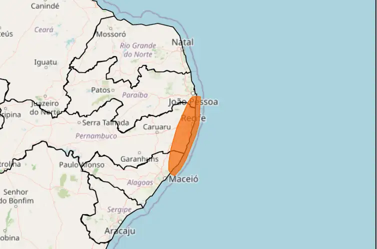 Frio à vista: Inmet emite alerta amarelo para 12 estados e Distrito Federal 7 Mapa do Inmet com destaque laranja na faixa litorânea entre João Pessoa, Recife e Maceió indicando alerta de chuvas