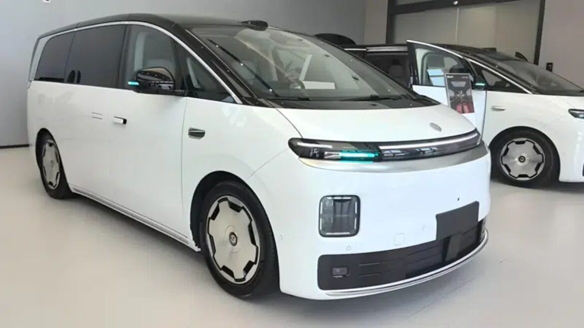 Minivan elétrica branca em exposição em concessionária na China