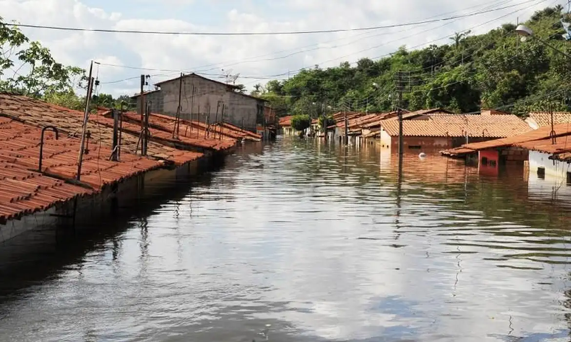 Fim da espera: Bolsa Família de julho começa a cair na conta nesta segunda (20) com valor médio de R$ 679,19 6 Telhados de várias casas parcialmente submersos devido a enchente, rua totalmente alagada