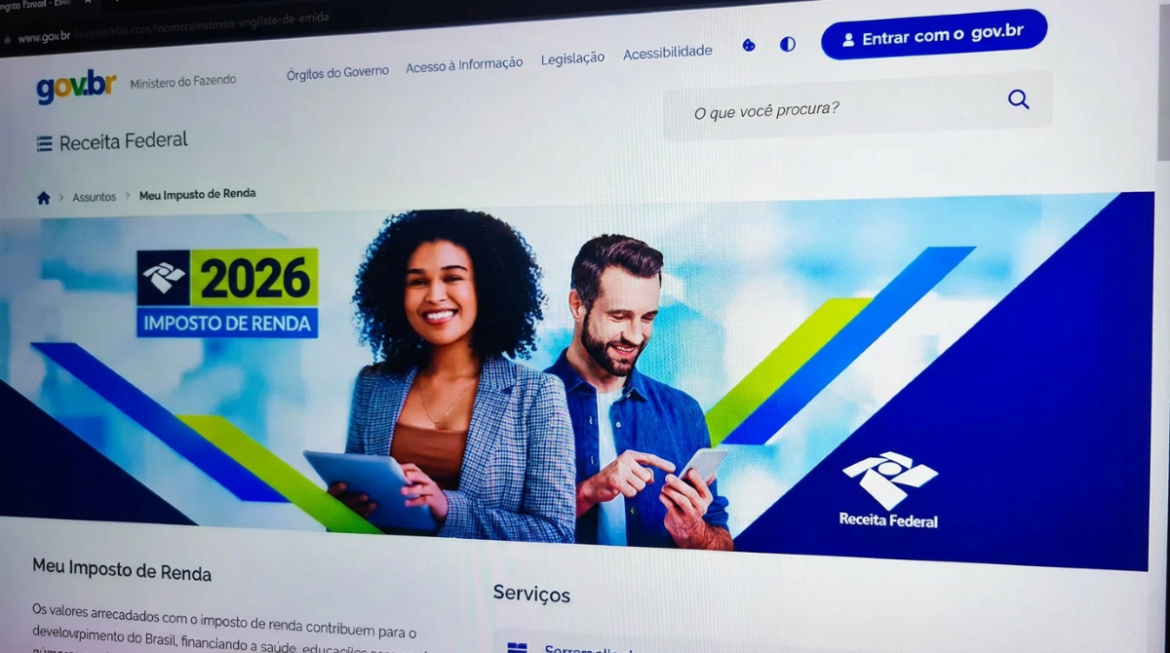 Mulher e homem sorrindo acessam tablets em site Receita Federal, banner 2026 Imposto de Renda
