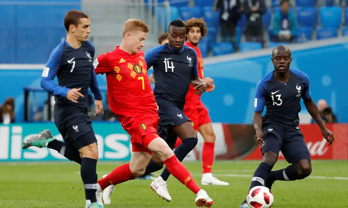 Datas e horários das semifinais da Copa do Mundo 2026: França x Espanha abre a fase decisiva 6 Atletas das seleções da França e Bélgica disputam bola, com uniformes oficiais, durante partida em estádio lotado