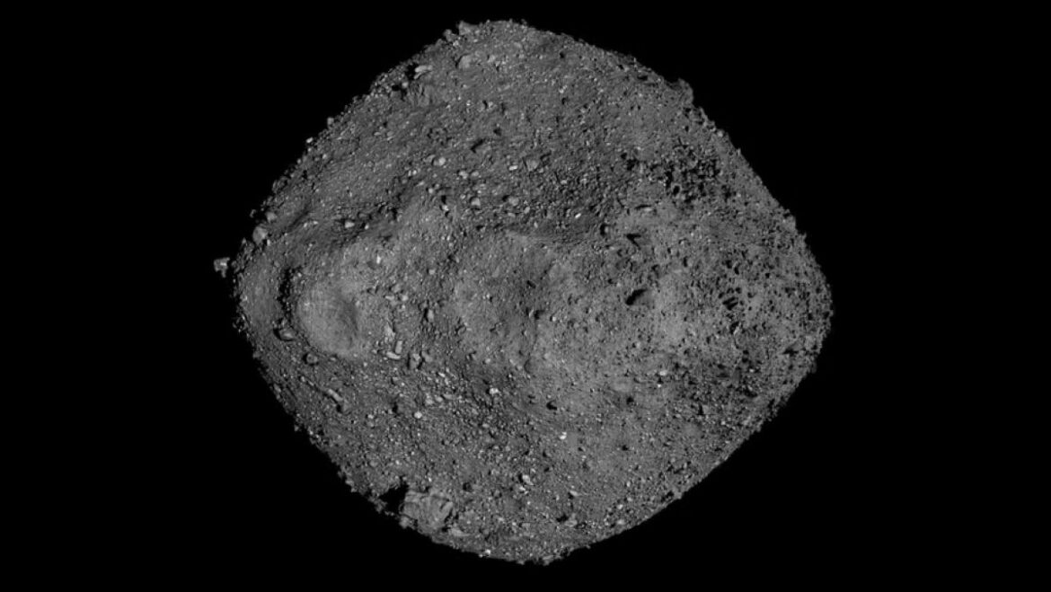Asteroide Bennu flutuando no espaço, superfície cheia de crateras e rochas, fundo preto