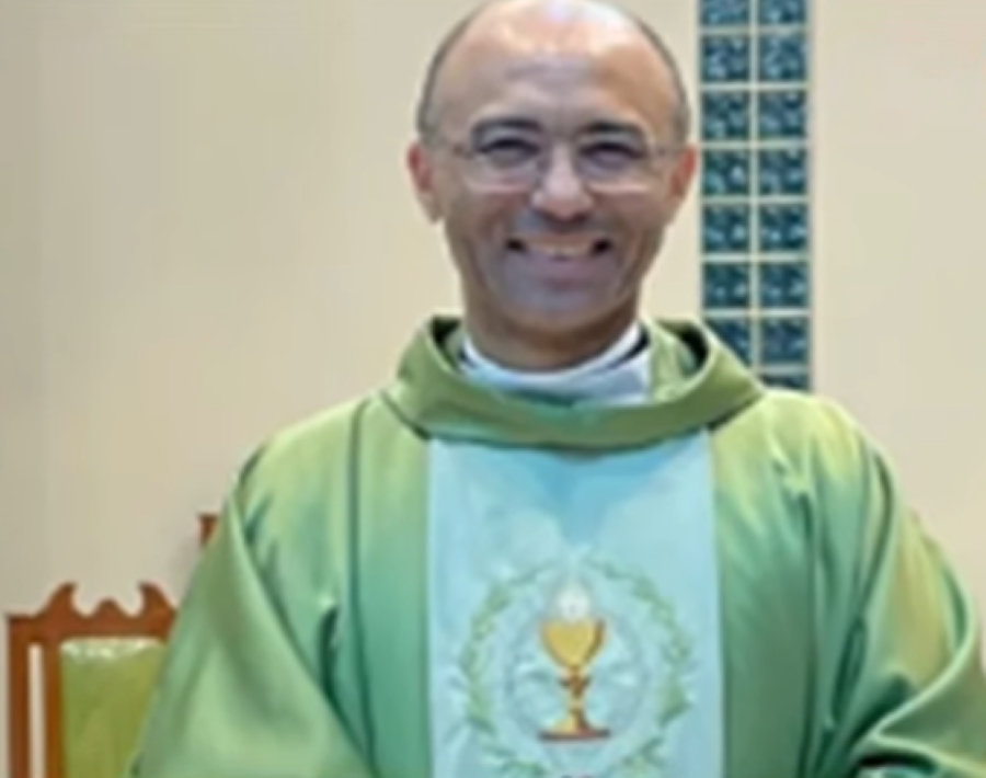 Vaticano excomunga padre brasileiro de 47 anos, que rejeita punição e mantém missas no DF 6 Padre de batina verde claro com símbolo de cálice sorrindo dentro de igreja